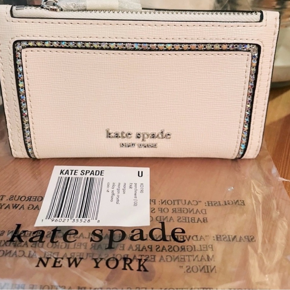 NWT Kate Spade White Wallet with Silver accents. Includes gift 🎁 box - Picture 7 of 8